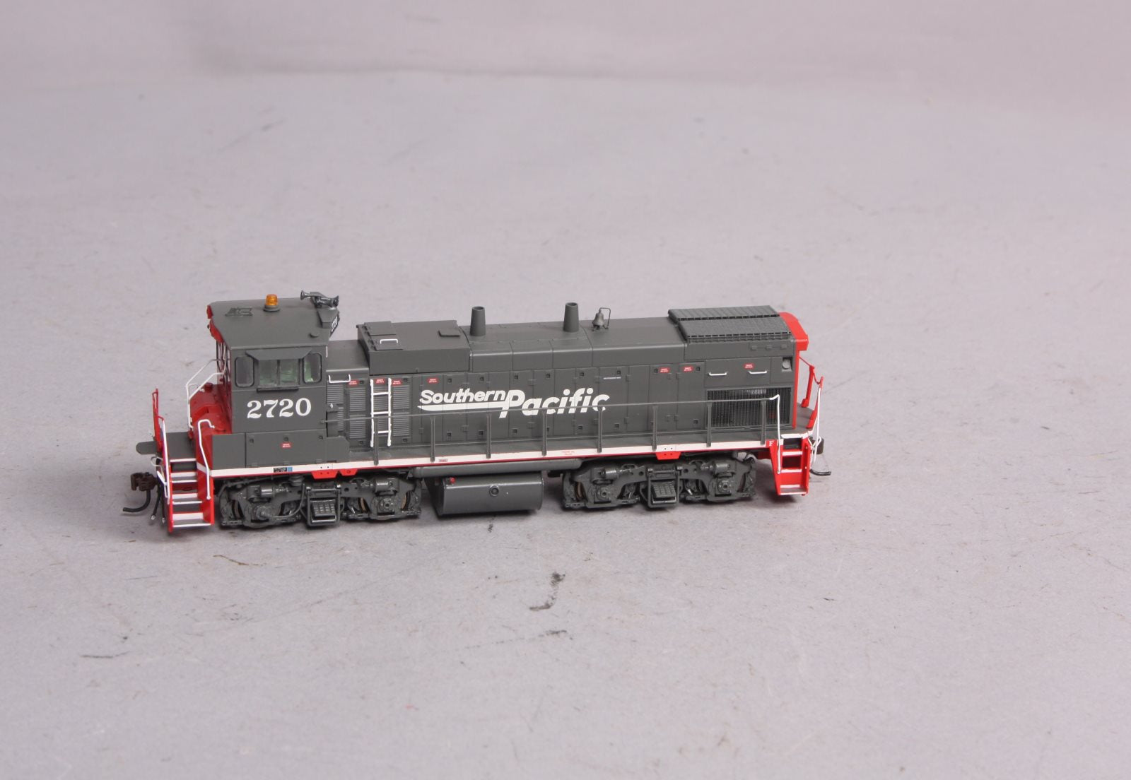 Athearn G66092 HO Southern Pacific MP15-AC Diesel Locomotive #2720