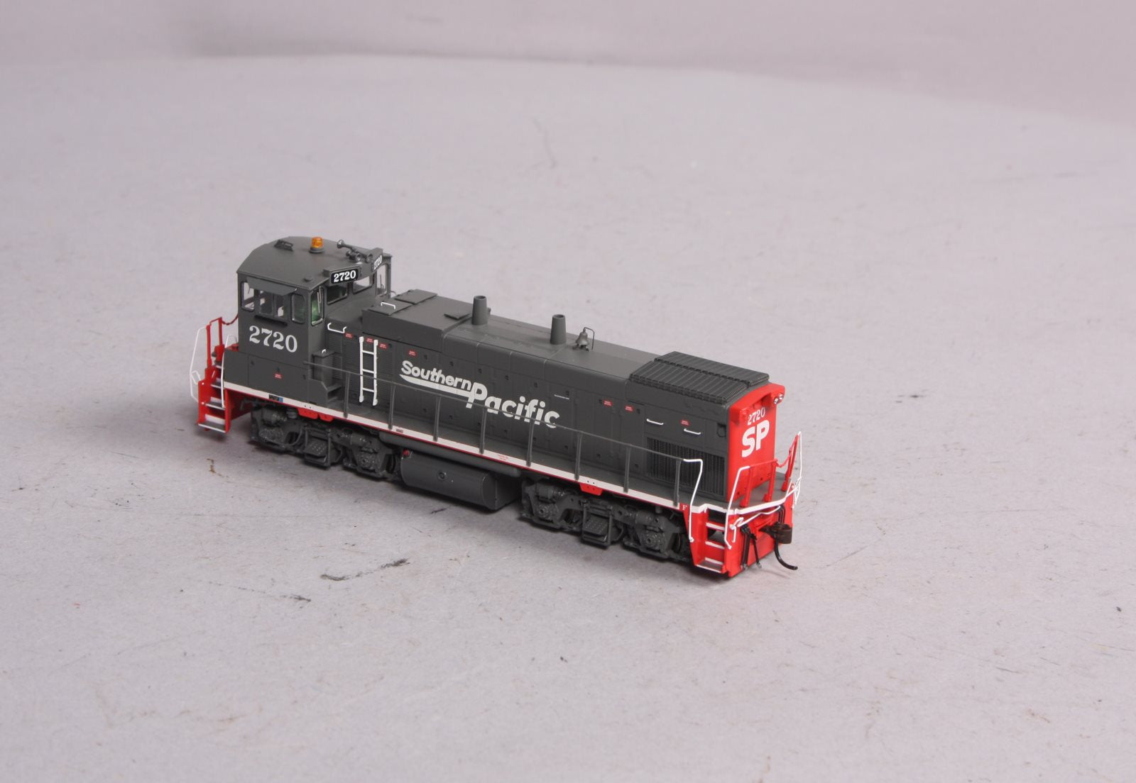 Athearn G66092 HO Southern Pacific MP15-AC Diesel Locomotive #2720