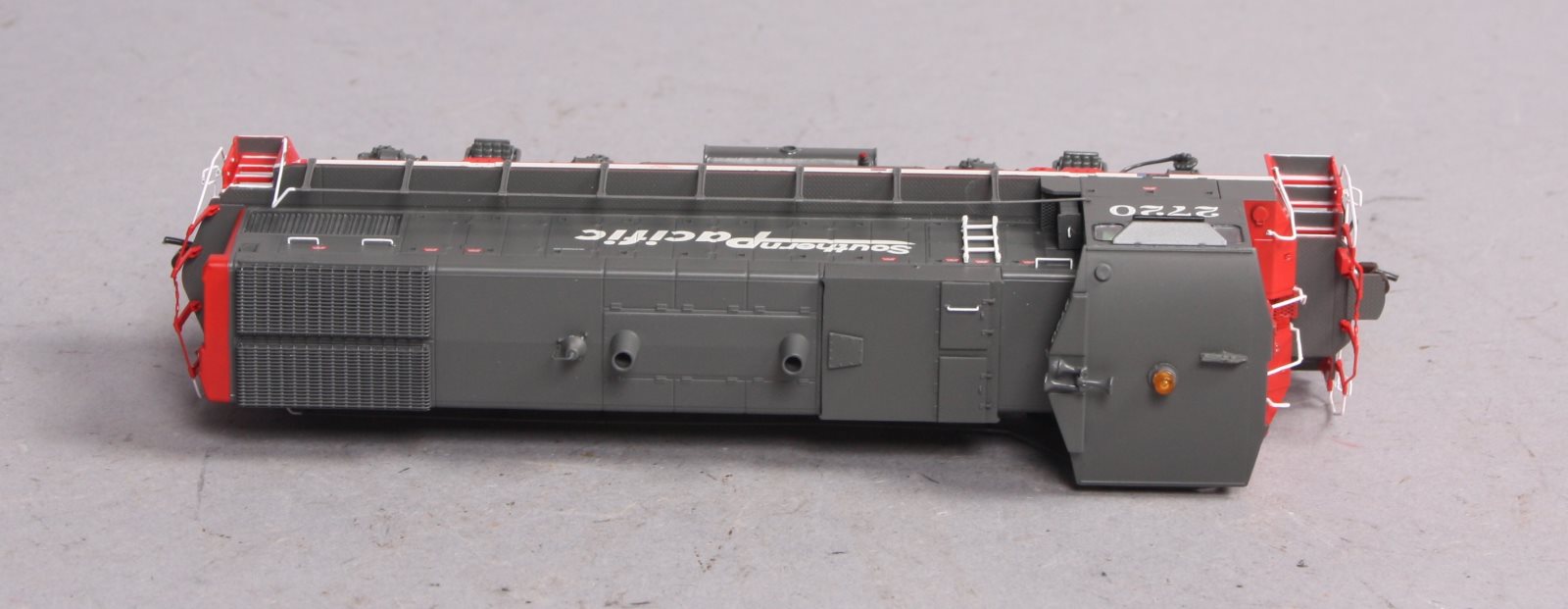 Athearn G66092 HO Southern Pacific MP15-AC Diesel Locomotive #2720