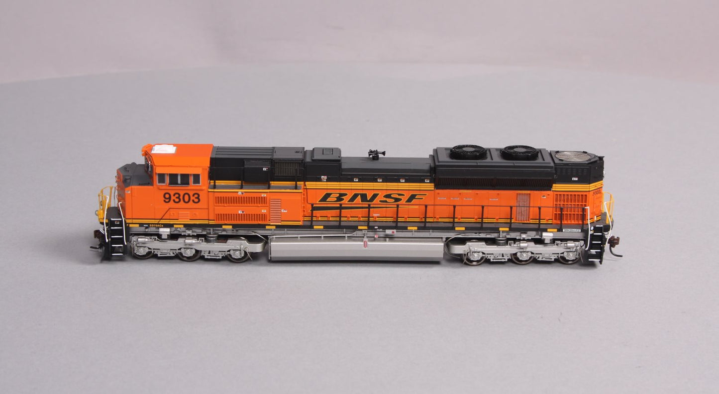 Athearn G68615 HO Scale BNSF SD70ACe Diesel Locomotive w/ DCC & Sound #9303