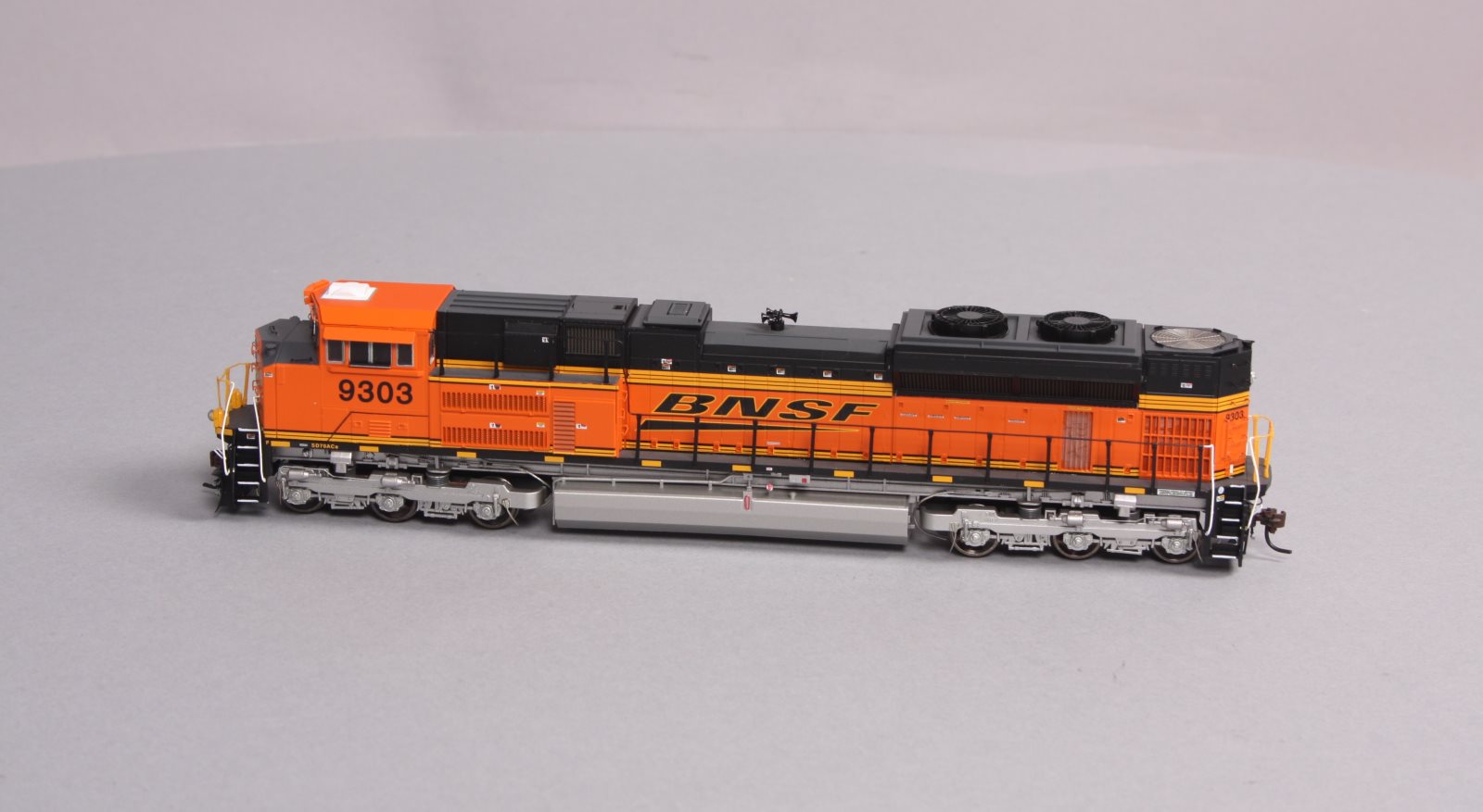 Athearn G68615 HO Scale BNSF SD70ACe Diesel Locomotive w/ DCC & Sound #9303