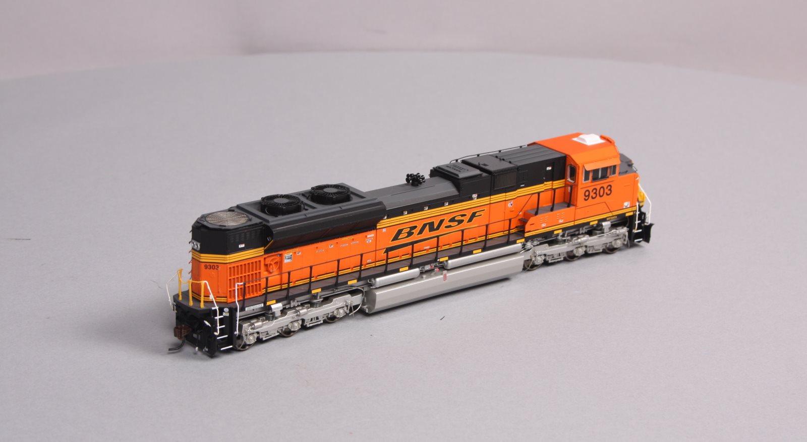 Athearn G68615 HO Scale BNSF SD70ACe Diesel Locomotive w/ DCC & Sound #9303