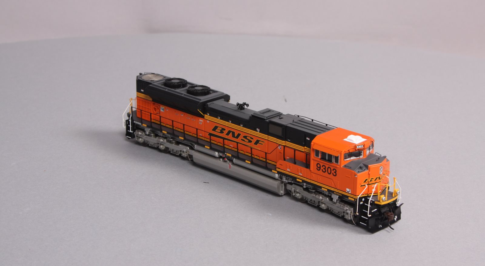 Athearn G68615 HO Scale BNSF SD70ACe Diesel Locomotive w/ DCC & Sound #9303