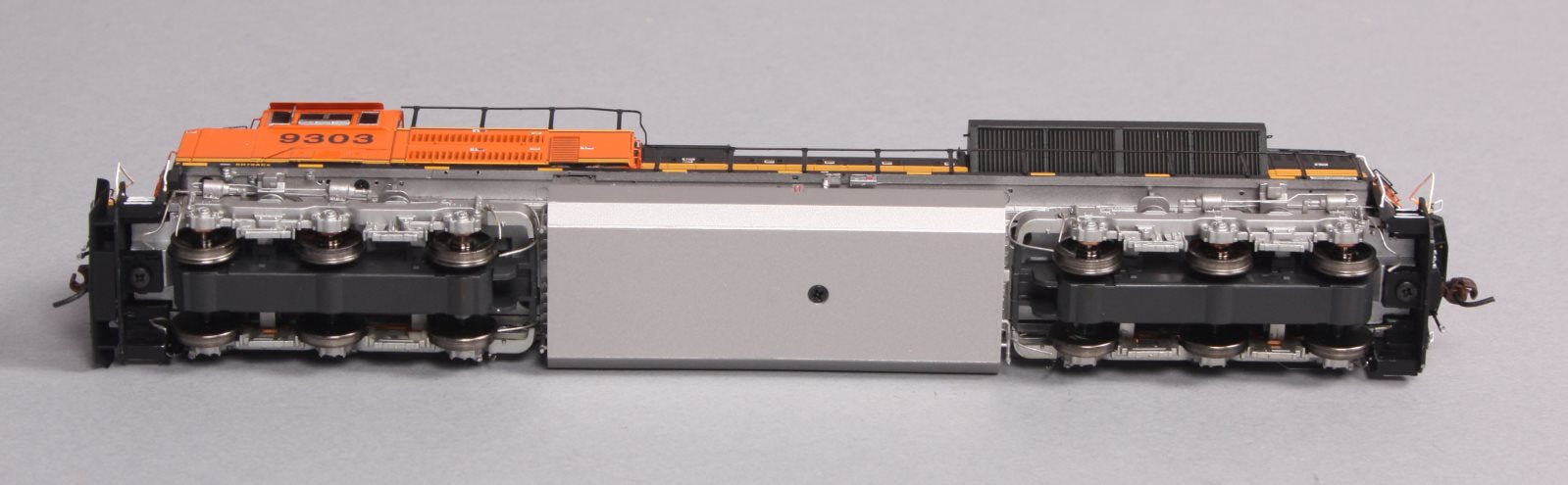 Athearn G68615 HO Scale BNSF SD70ACe Diesel Locomotive w/ DCC & Sound #9303