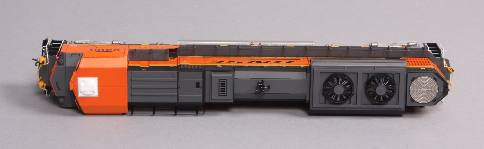 Athearn G68615 HO Scale BNSF SD70ACe Diesel Locomotive w/ DCC & Sound #9303