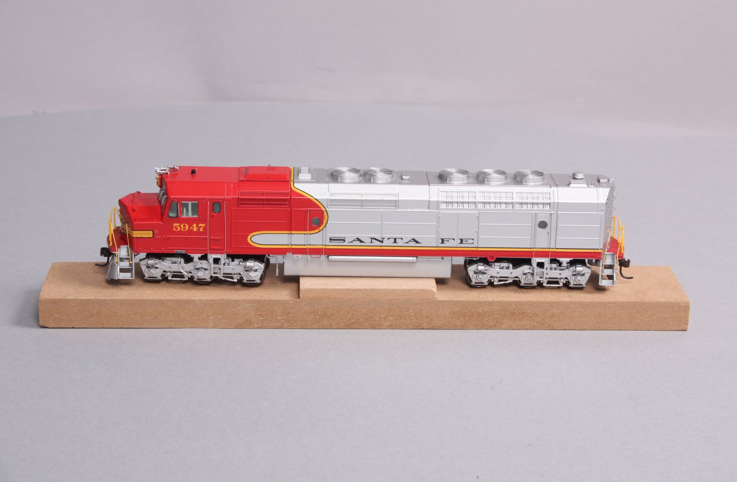 Athearn G67542 HO Santa Fe/Passenger FP45 Diesel Locomotive #5947