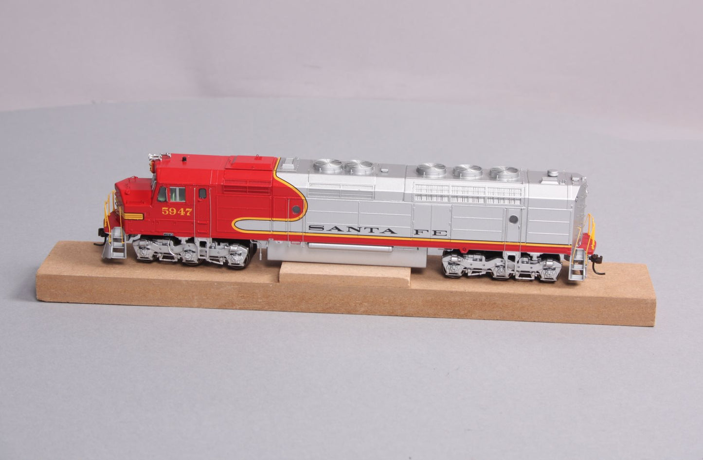 Athearn G67542 HO Santa Fe/Passenger FP45 Diesel Locomotive #5947