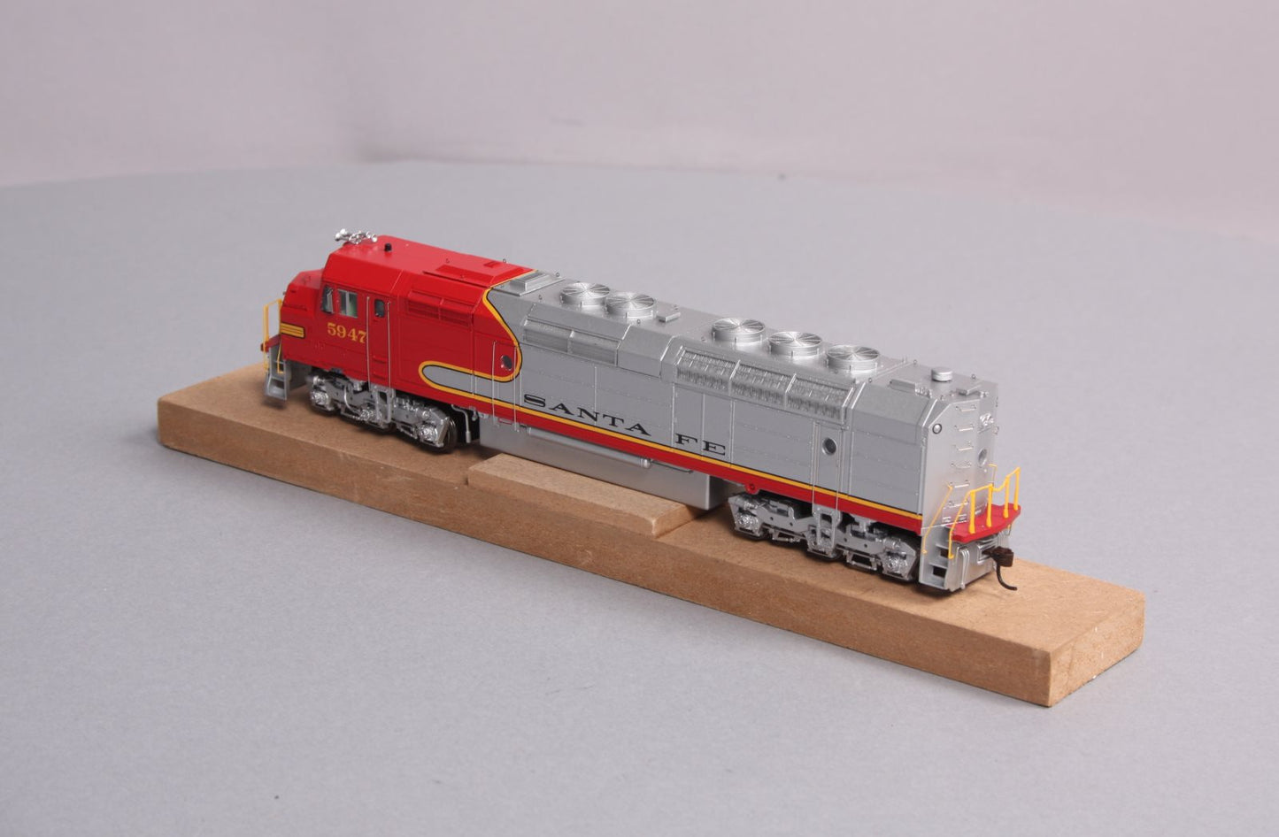 Athearn G67542 HO Santa Fe/Passenger FP45 Diesel Locomotive #5947
