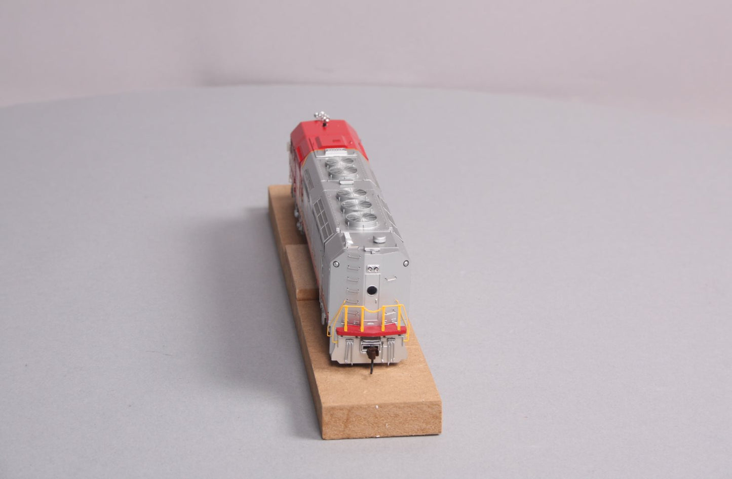 Athearn G67542 HO Santa Fe/Passenger FP45 Diesel Locomotive #5947