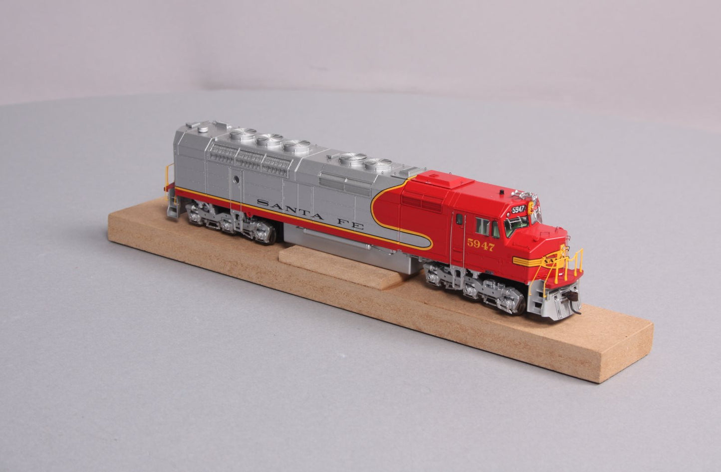 Athearn G67542 HO Santa Fe/Passenger FP45 Diesel Locomotive #5947