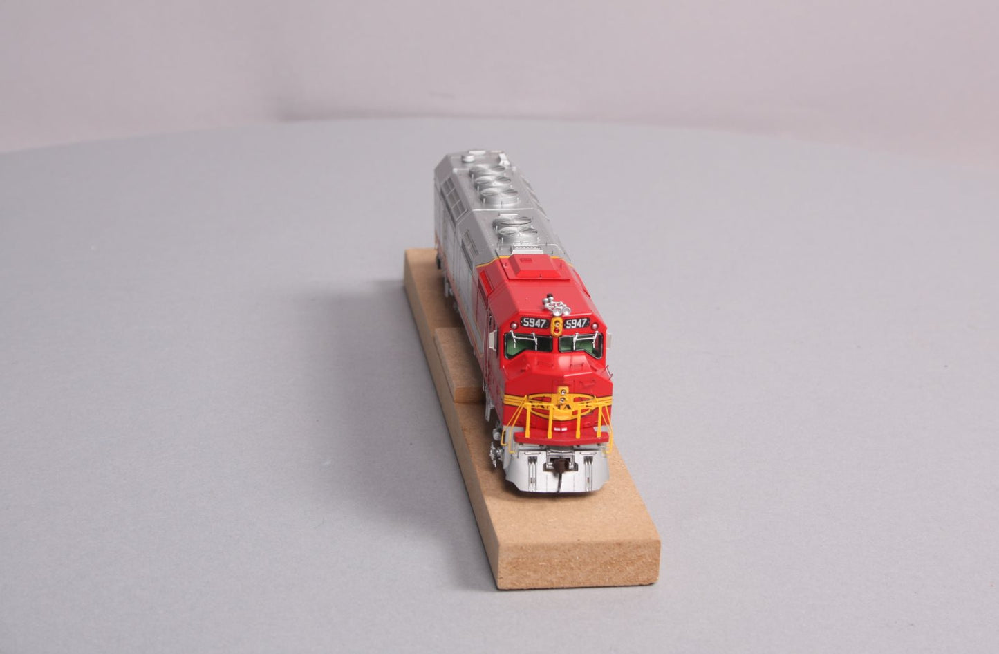 Athearn G67542 HO Santa Fe/Passenger FP45 Diesel Locomotive #5947