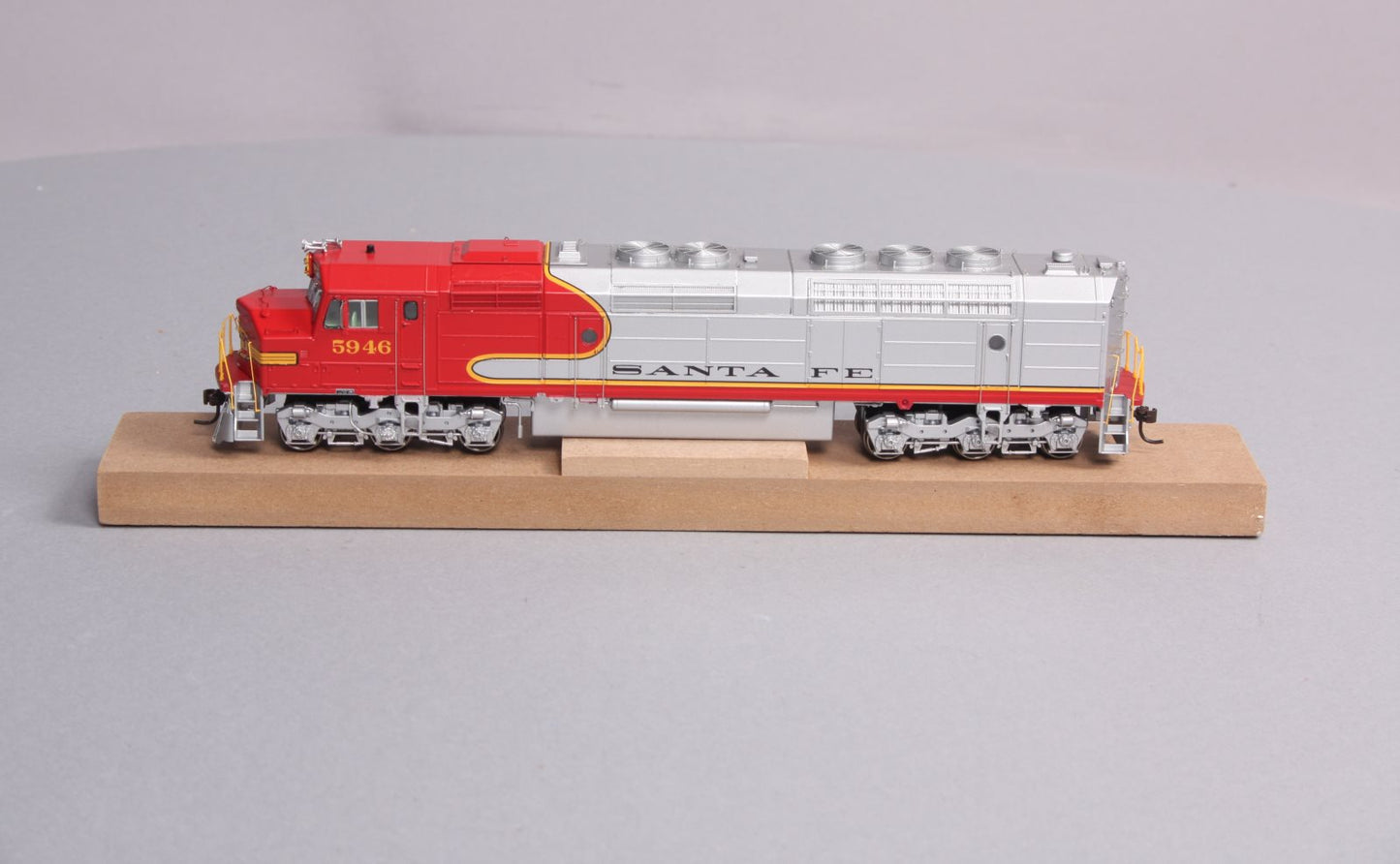 Athearn G67541 HO Santa Fe Passenger FP45 Diesel Locomotive #5946