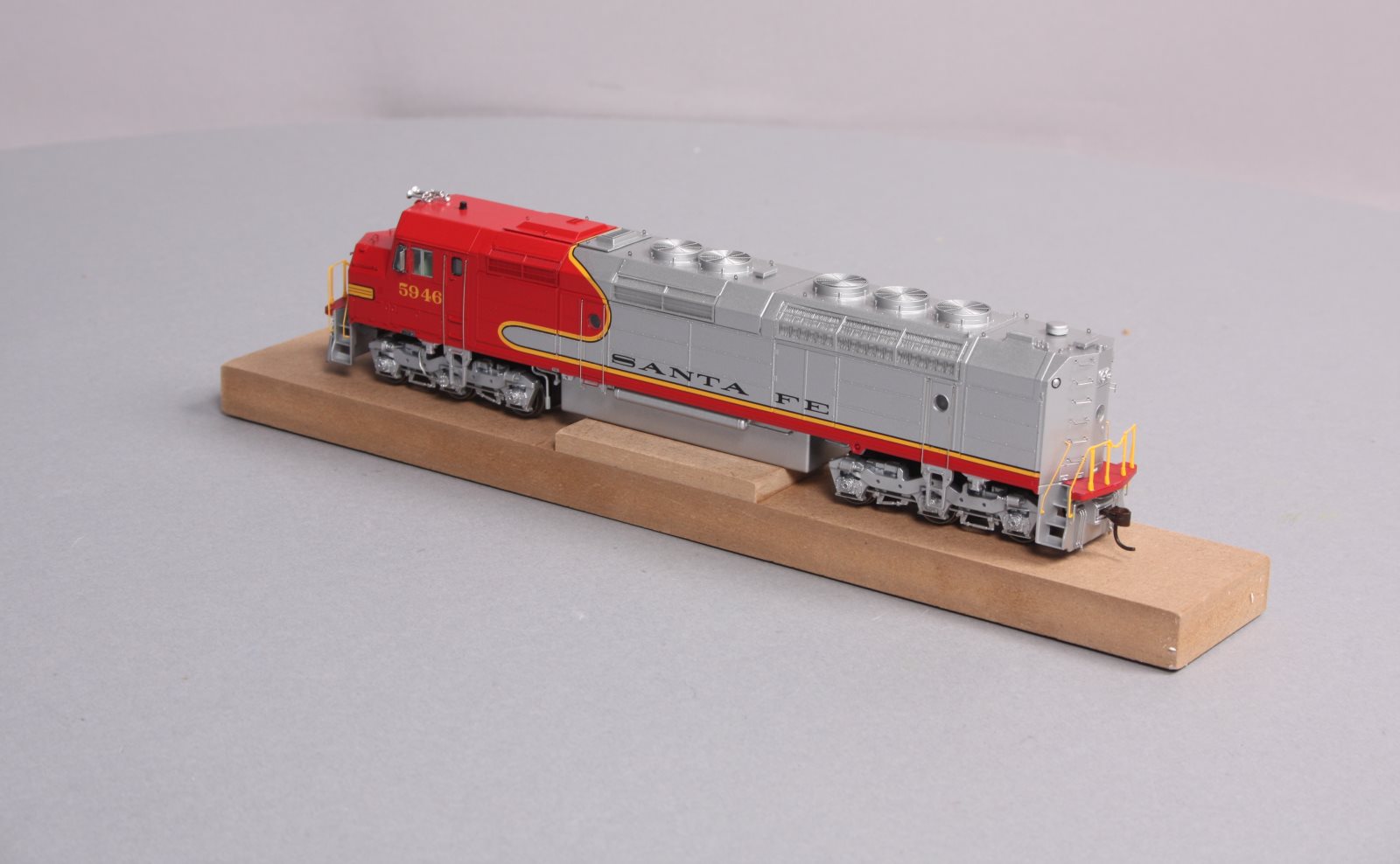 Athearn G67541 HO Santa Fe Passenger FP45 Diesel Locomotive #5946