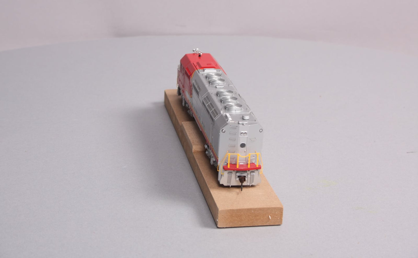 Athearn G67541 HO Santa Fe Passenger FP45 Diesel Locomotive #5946