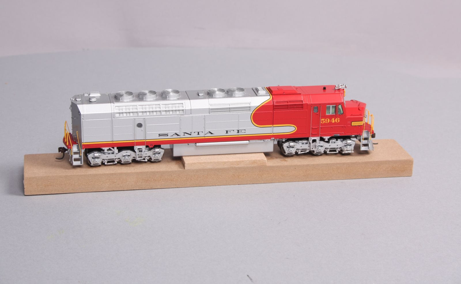 Athearn G67541 HO Santa Fe Passenger FP45 Diesel Locomotive #5946