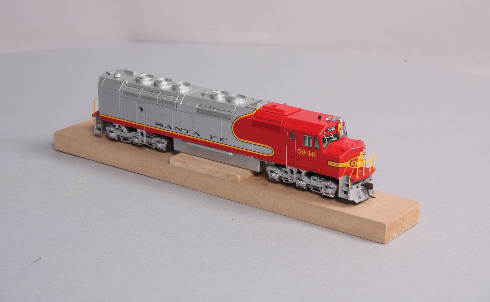 Athearn G67541 HO Santa Fe Passenger FP45 Diesel Locomotive #5946