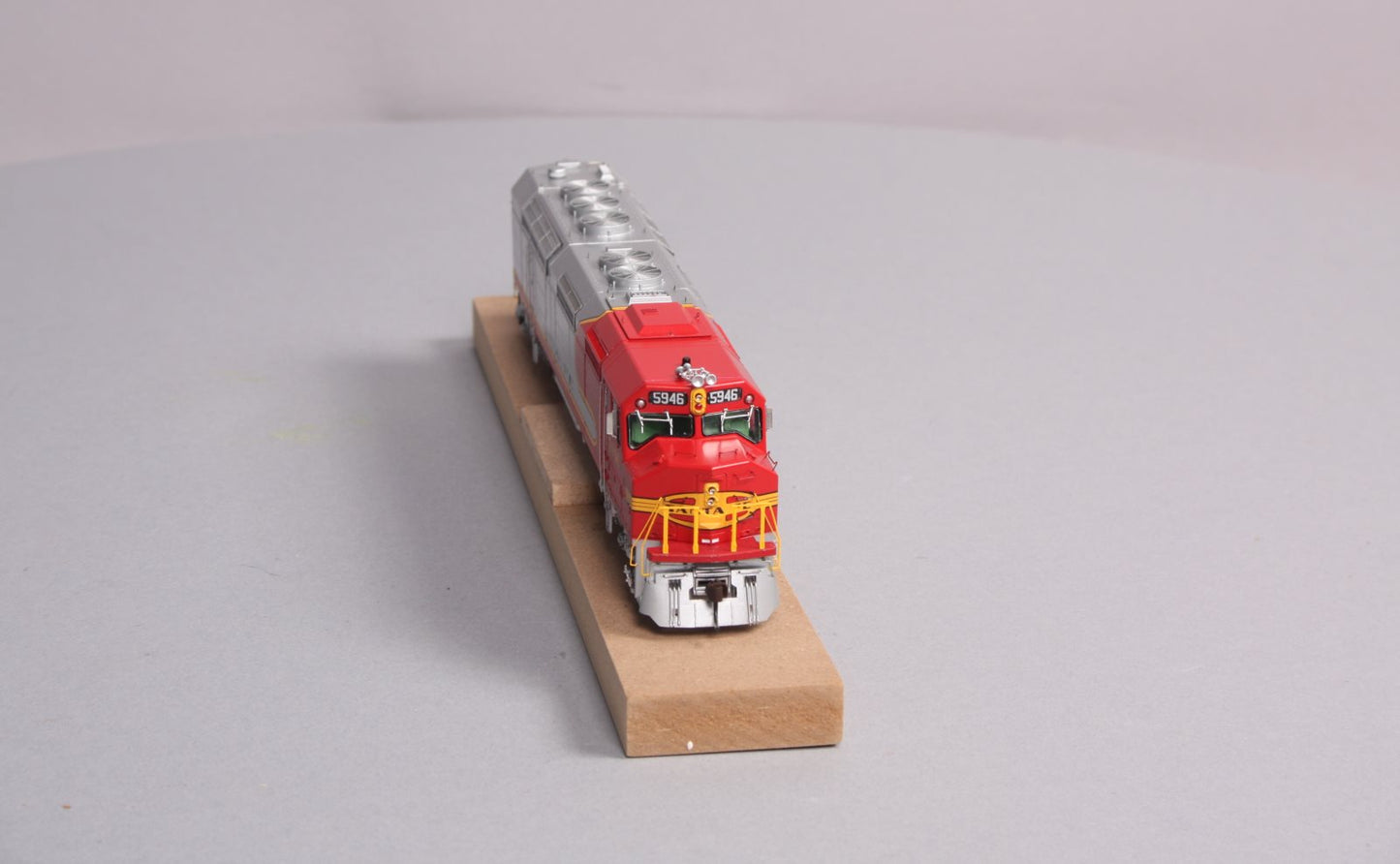 Athearn G67541 HO Santa Fe Passenger FP45 Diesel Locomotive #5946