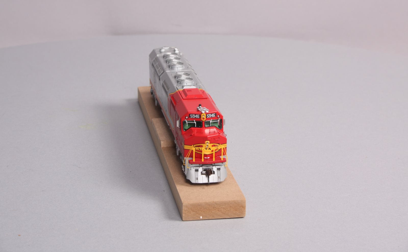 Athearn G67541 HO Santa Fe Passenger FP45 Diesel Locomotive #5946