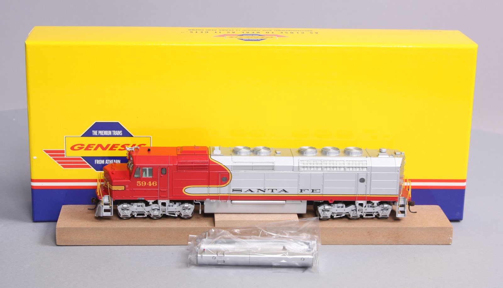 Athearn G67541 HO Santa Fe Passenger FP45 Diesel Locomotive #5946