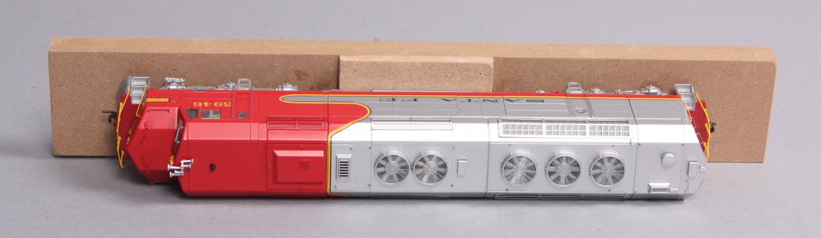 Athearn G67541 HO Santa Fe Passenger FP45 Diesel Locomotive #5946