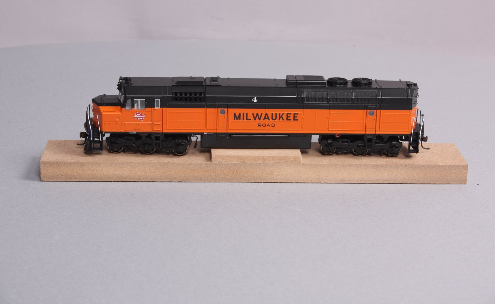 Athearn G67531 HO Milwaukee Road FP45 Diesel Locomotive #4