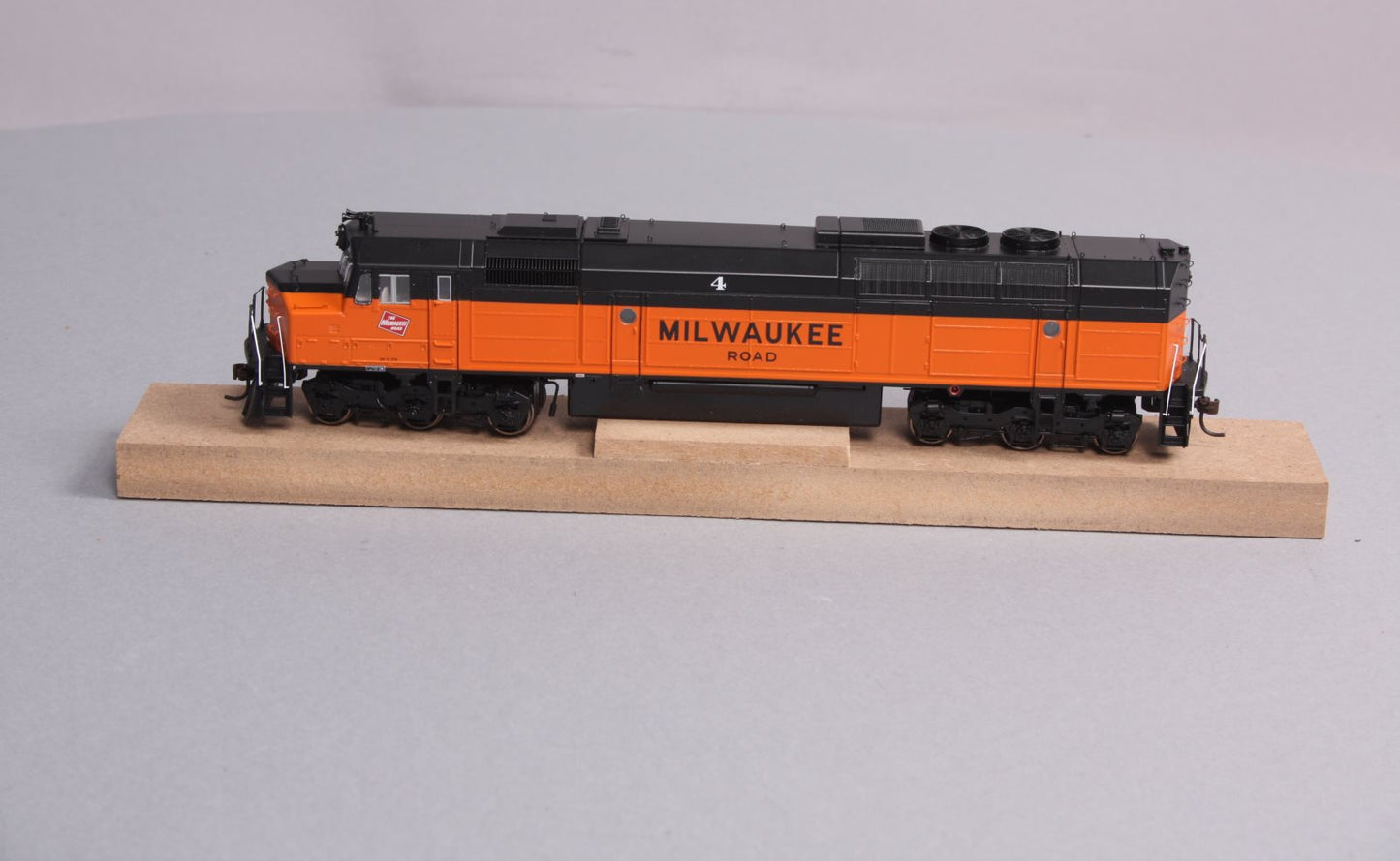 Athearn G67531 HO Milwaukee Road FP45 Diesel Locomotive #4