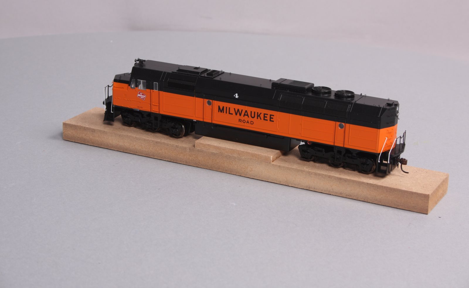 Athearn G67531 HO Milwaukee Road FP45 Diesel Locomotive #4