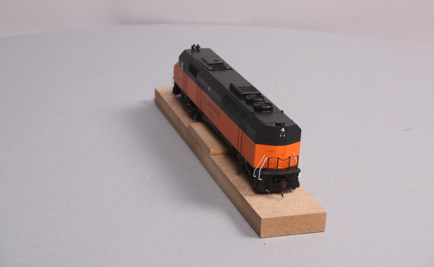 Athearn G67531 HO Milwaukee Road FP45 Diesel Locomotive #4