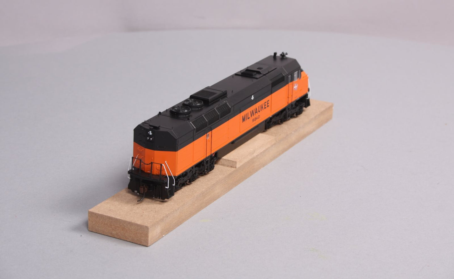 Athearn G67531 HO Milwaukee Road FP45 Diesel Locomotive #4