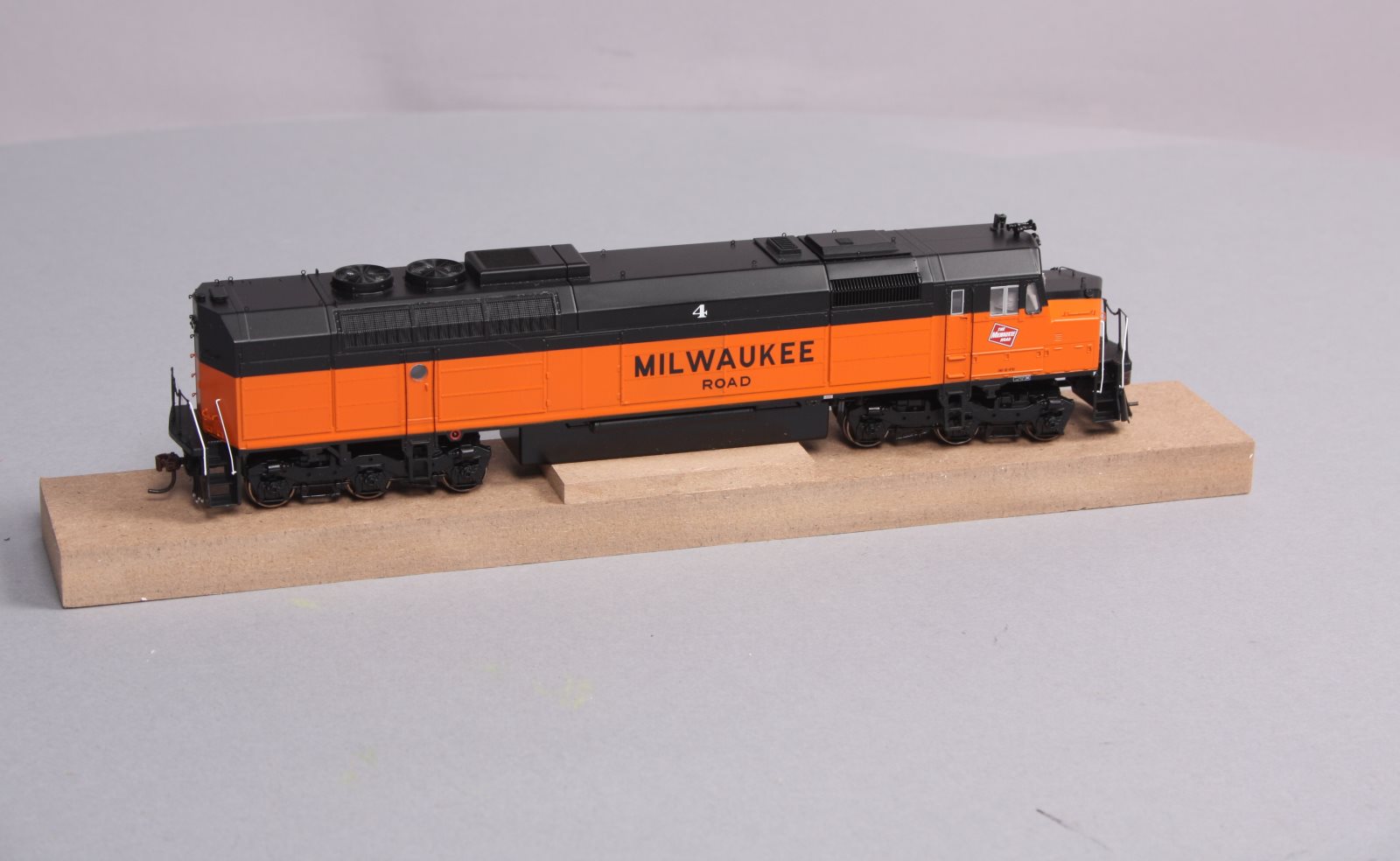 Athearn G67531 HO Milwaukee Road FP45 Diesel Locomotive #4