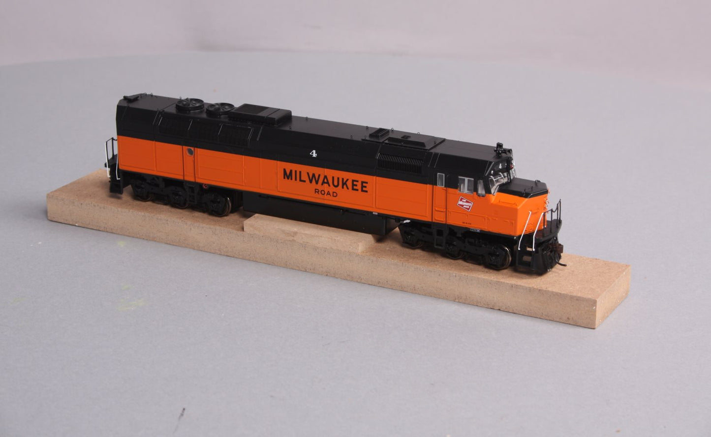 Athearn G67531 HO Milwaukee Road FP45 Diesel Locomotive #4