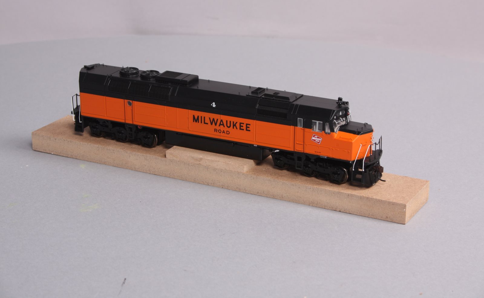 Athearn G67531 HO Milwaukee Road FP45 Diesel Locomotive #4