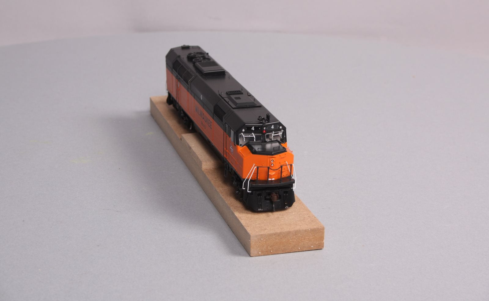 Athearn G67531 HO Milwaukee Road FP45 Diesel Locomotive #4