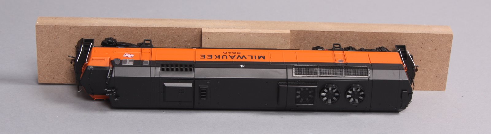 Athearn G67531 HO Milwaukee Road FP45 Diesel Locomotive #4