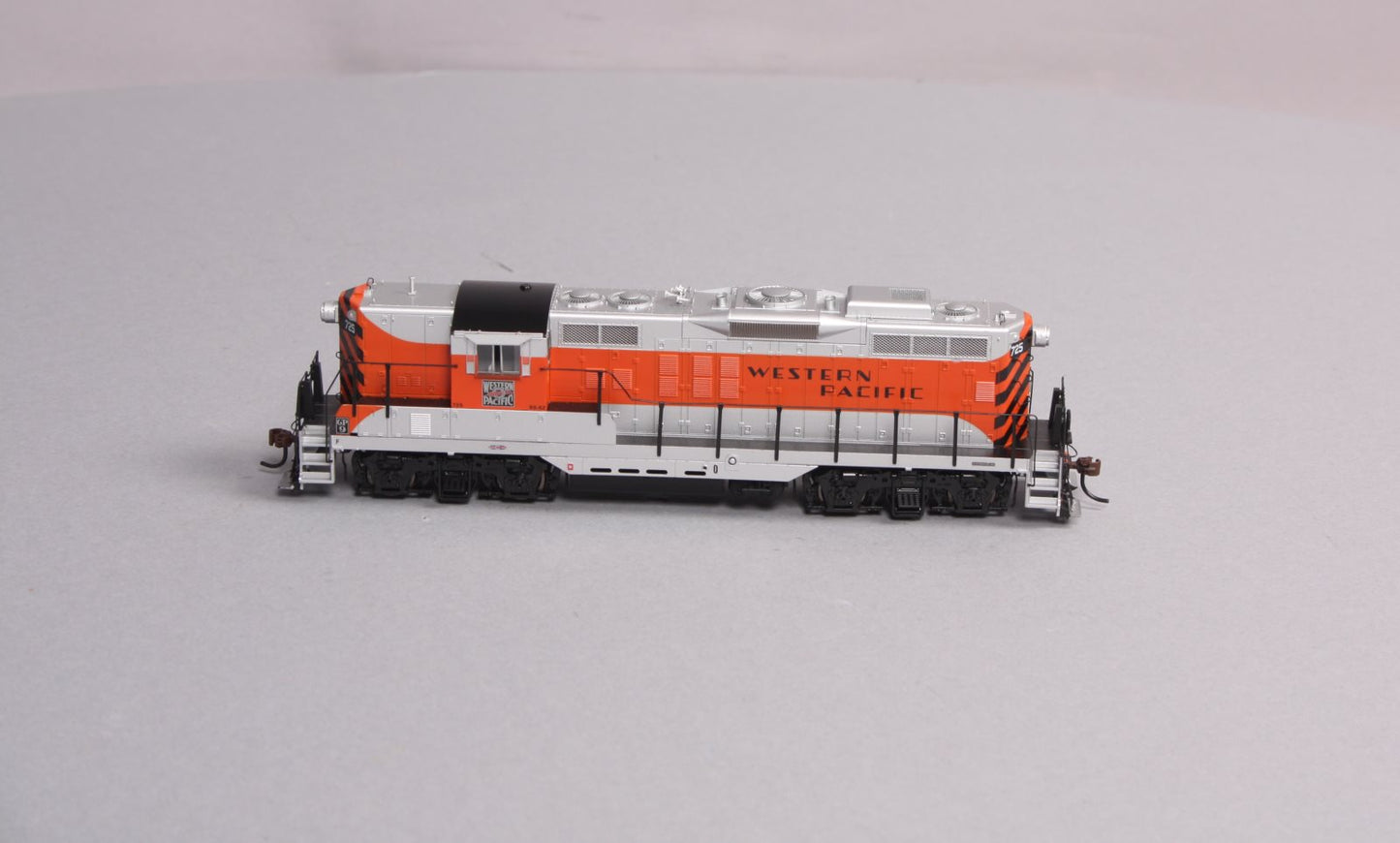Athearn G62447 HO Western Pacific GP9 Diesel Locomotive #725