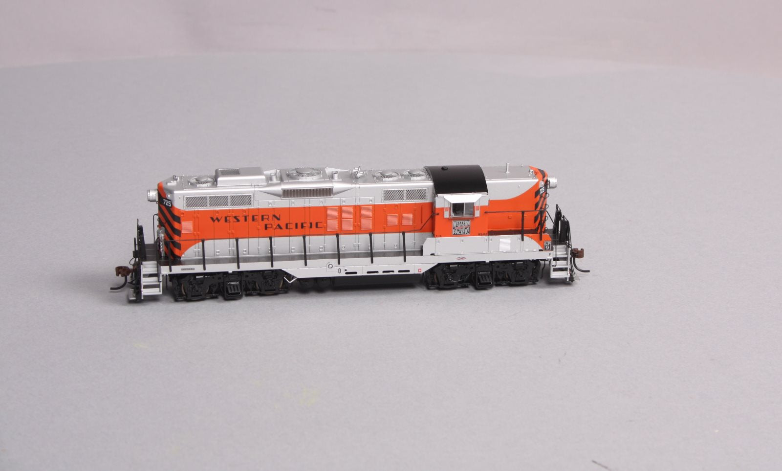 Athearn G62447 HO Western Pacific GP9 Diesel Locomotive #725