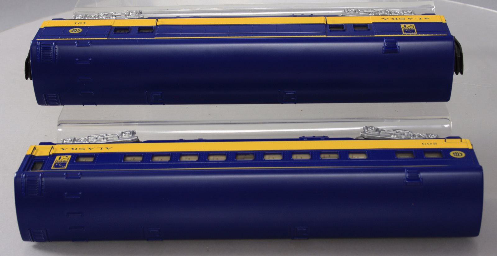 RMT 93133-1 O Alaska Streamliner Passenger Baggage & Coach Car (Set of 2)