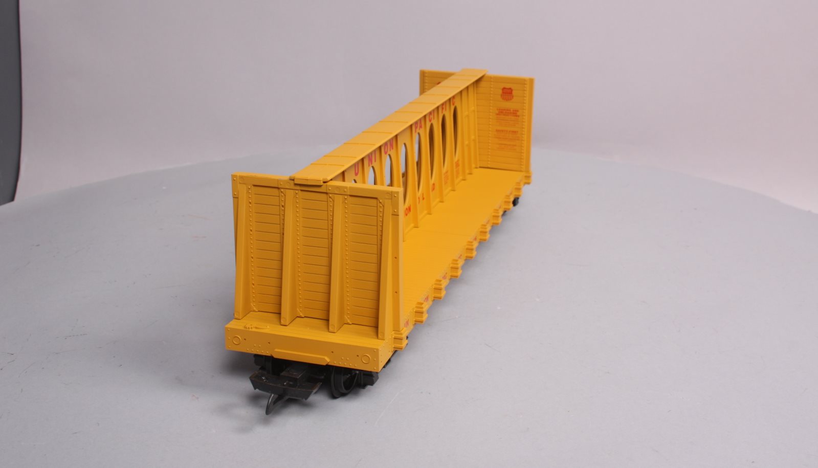 USA Trains R17405 G Union Pacific Center I-Beam Flat Cars (Yellow)