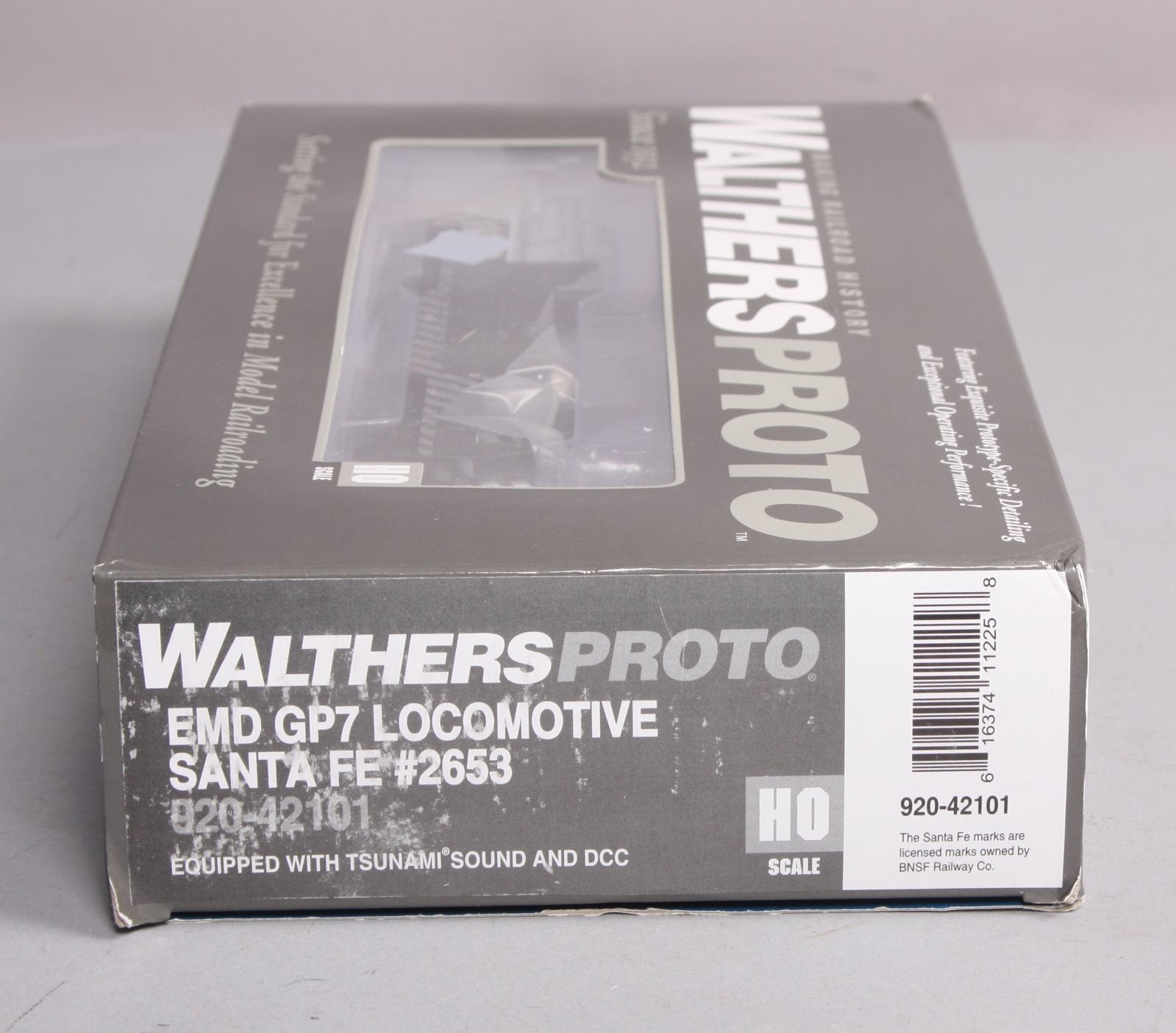 Walthers 920-42101 HO Atchison Toepaka Santa Fe EMD GP-7 Diesel with DCC #2653