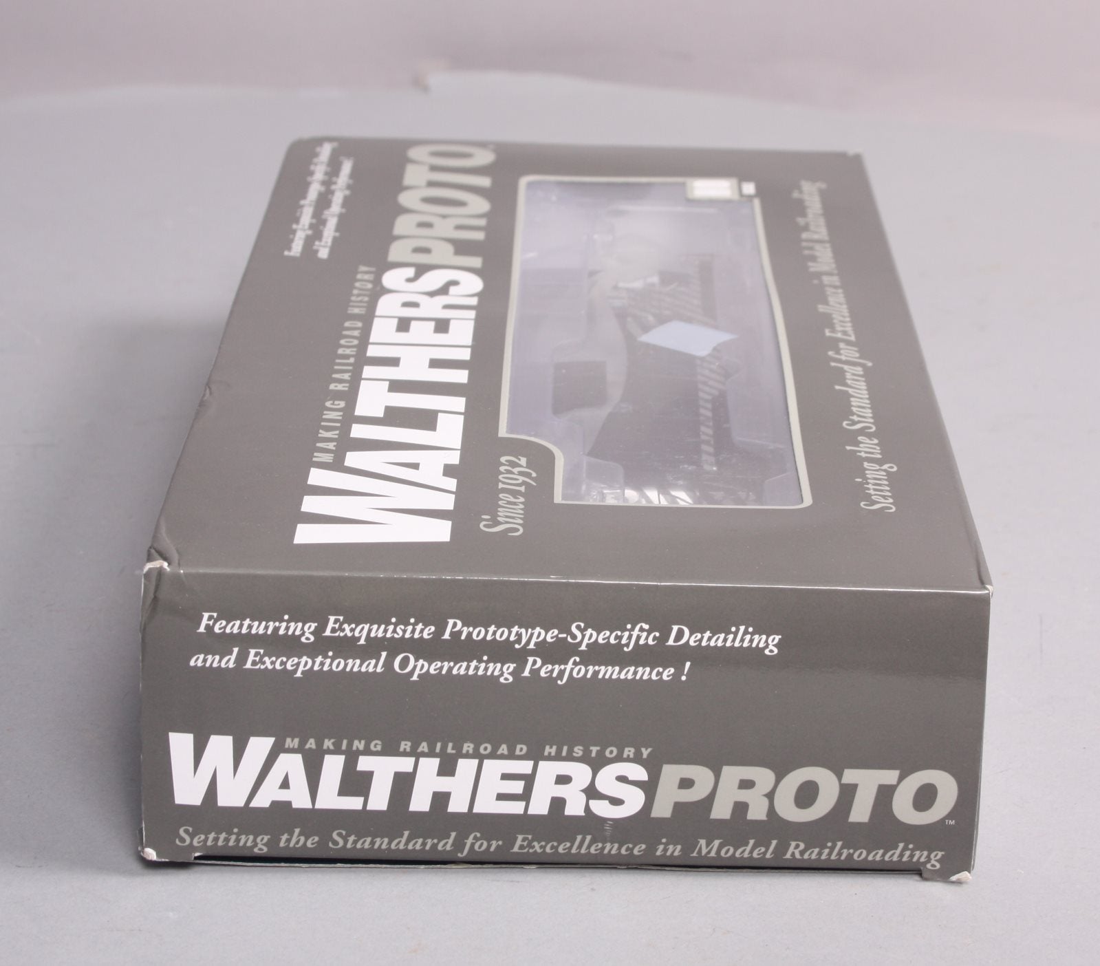 Walthers 920-42101 HO Atchison Toepaka Santa Fe EMD GP-7 Diesel with DCC #2653