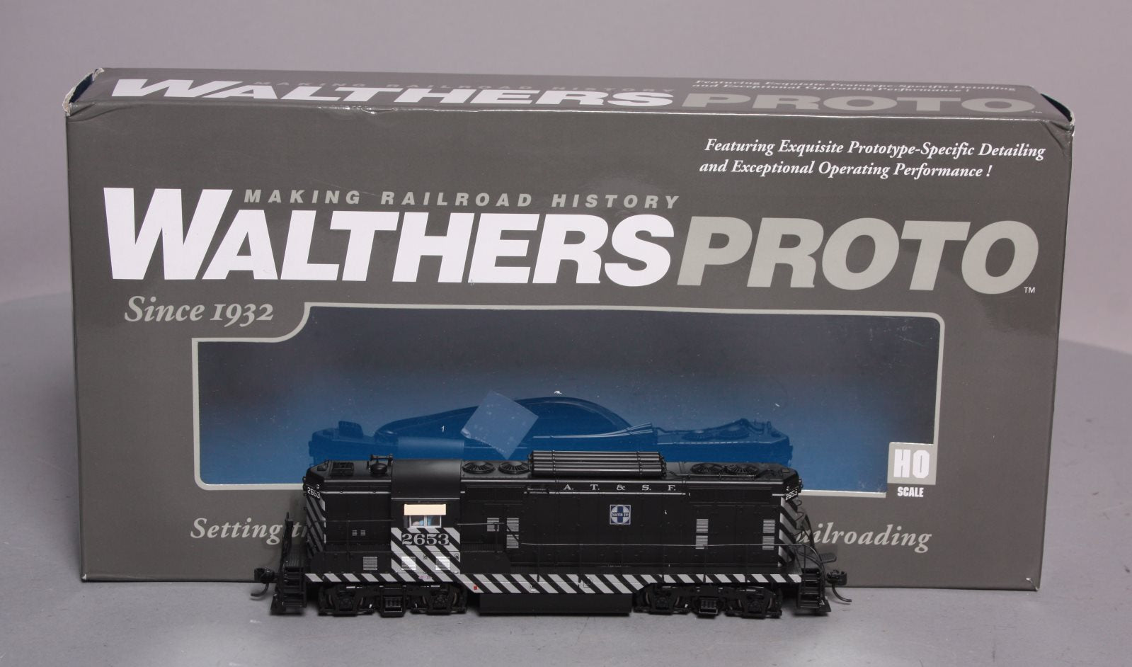 Walthers 920-42101 HO Atchison Toepaka Santa Fe EMD GP-7 Diesel with DCC #2653