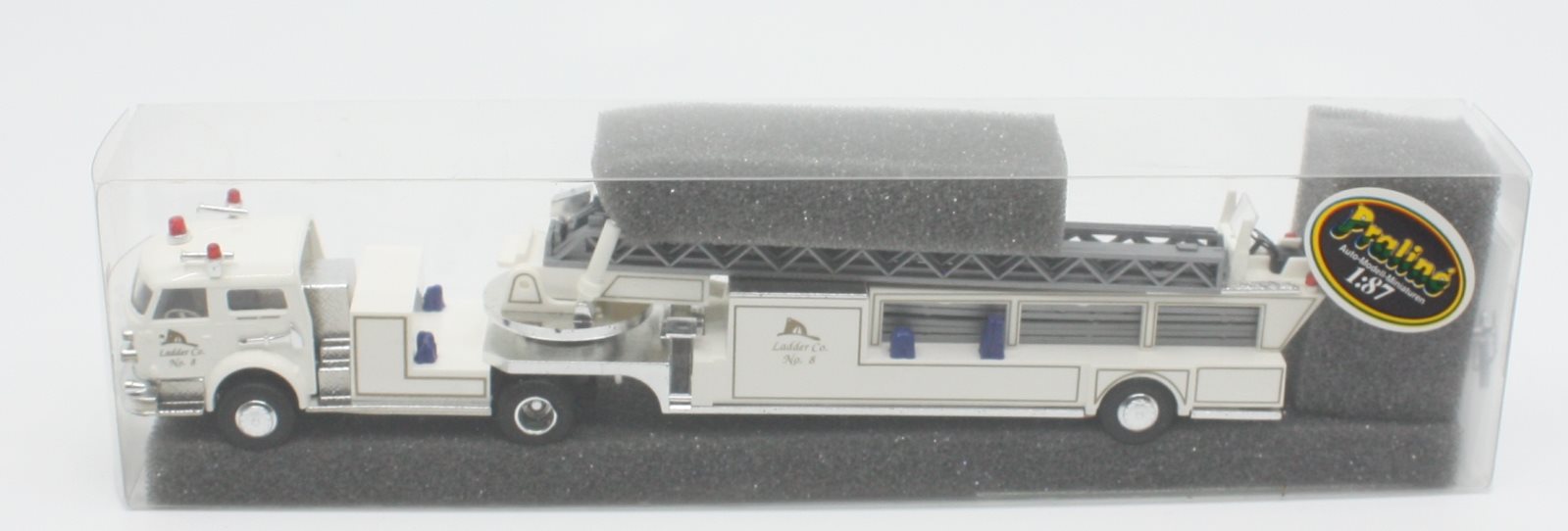 Praline 6006 HO LaFrance Ladder Fire Engine Hook & Ladder #8