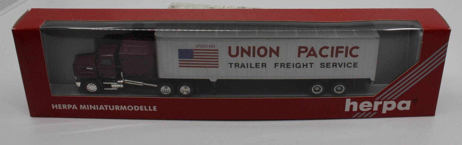 Herpa 6181 HO Union Pacific Mack 45' Tractor Trailer