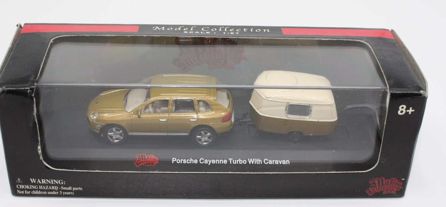 Malibu International 06007 HO Porsche Cayenne Turbo with Caravan
