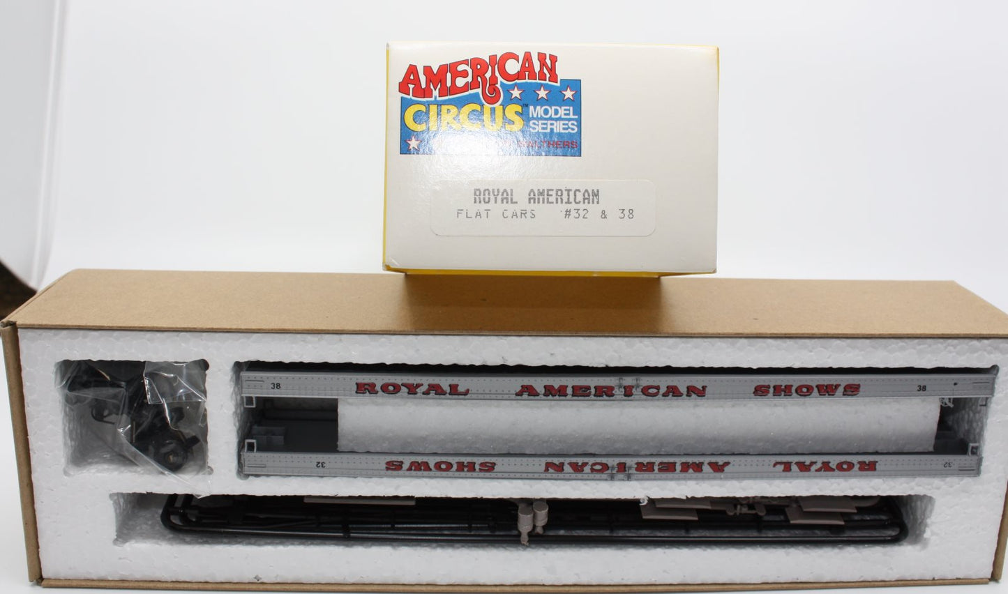 Walthers HO American Circus Series Royal American Flat Cars # 32 & # 38 Kit