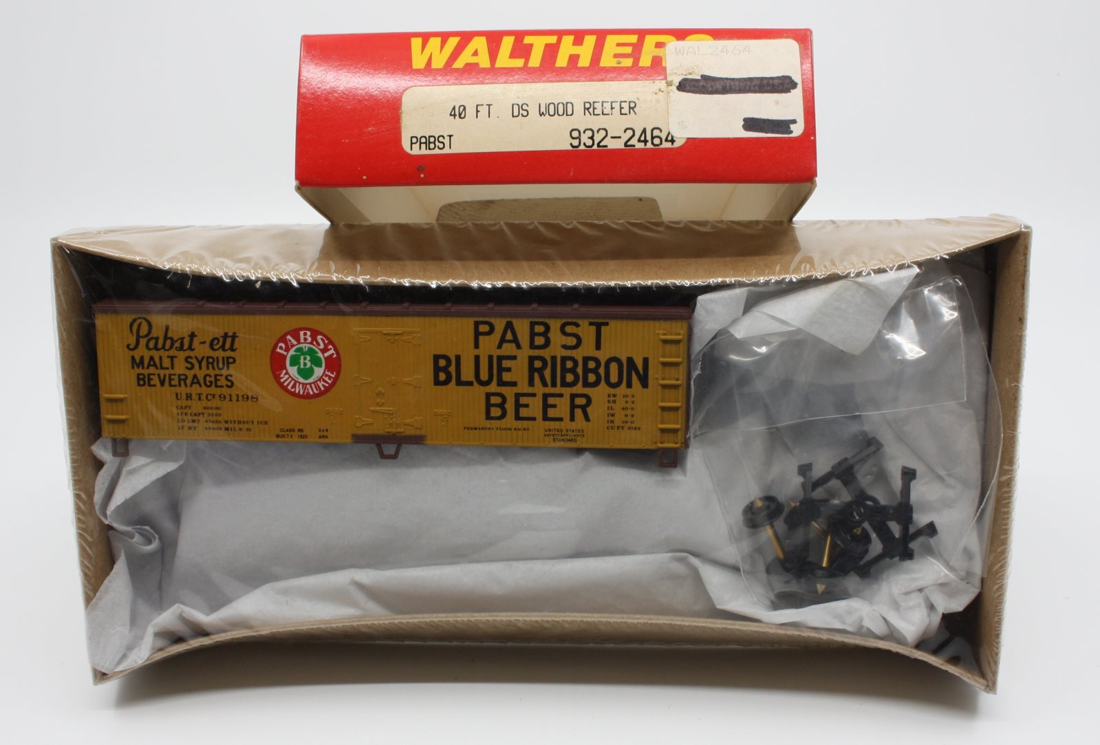 Walthers 932-2464 HO Pabst Blue Ribbon 40 Foot DS Wood Beer Reefer