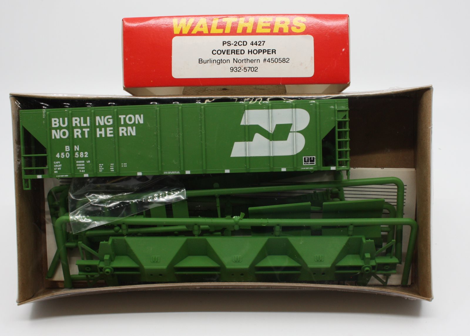 Walthers 932-5702 HO Burlington Northern PS-2CD 4427 Covered Hopper Kit