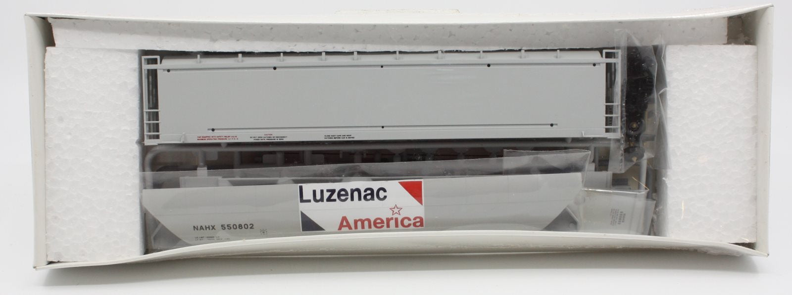 Walthers 932-5805 HO Luzenac PD Covered Hopper Car Kit #550802