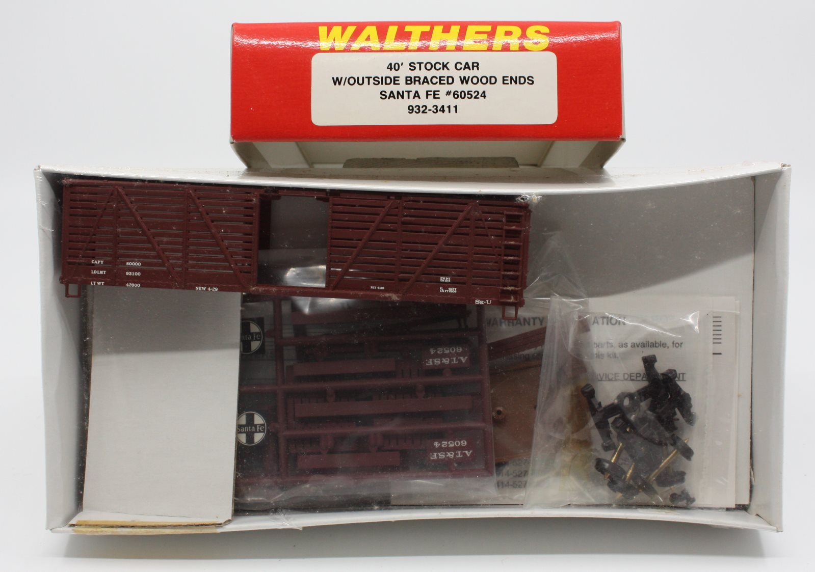 Walthers 932-3411 HO 40' Stock Car with Outside Braced Wood Ends Santa Fe Kit