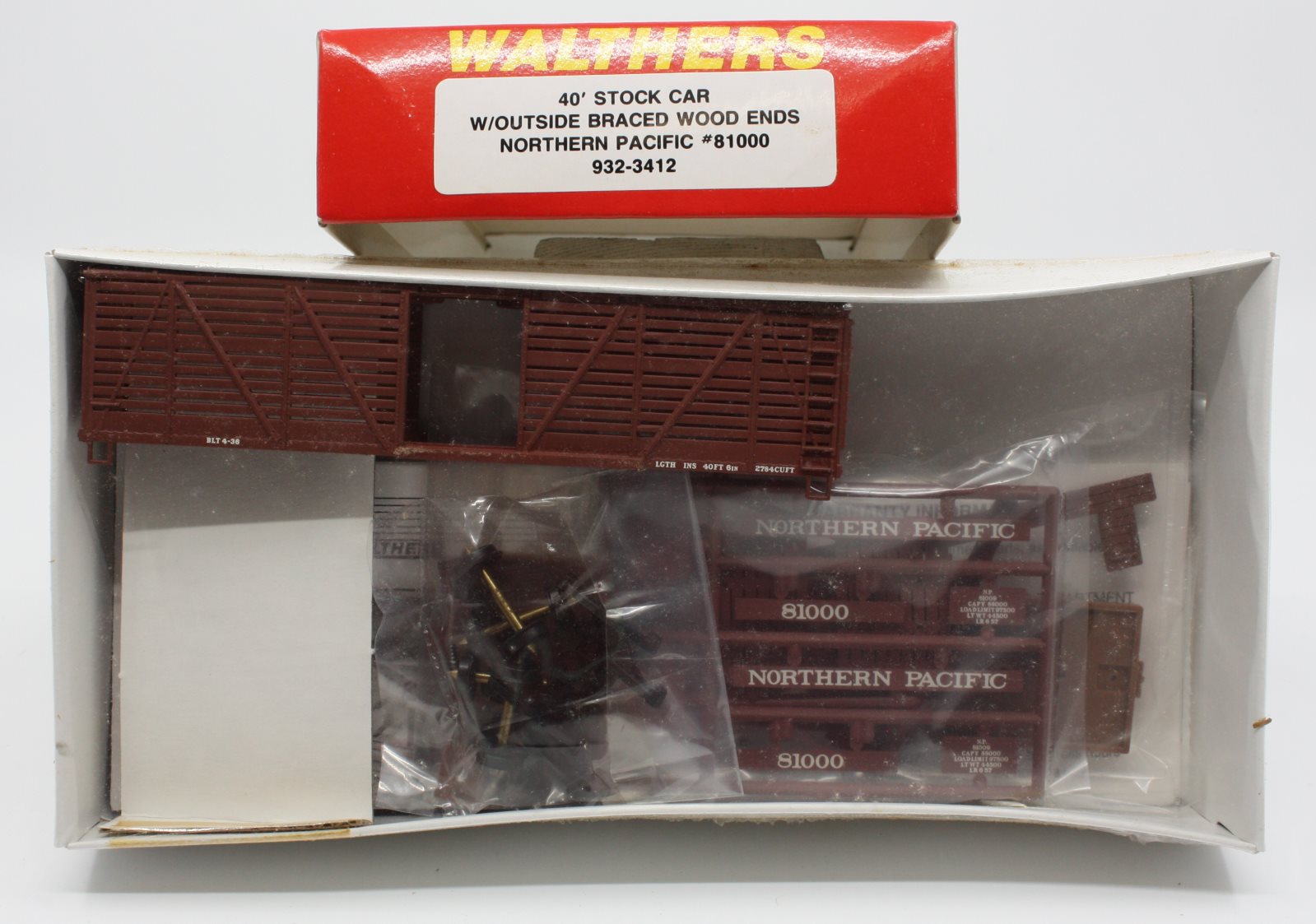 Walthers 932-3412 HO Northern Pacific 40' Stock Car w/ Outside Braced Wood Ends